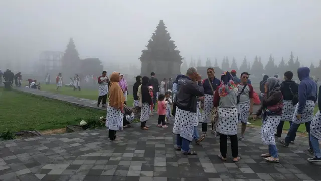 Wisatawan di kompleks Candi Arjuna, Dieng, Jawa Tengah. (Foto: Liputan6.com/UPT Dieng/Muhamad Ridlo)