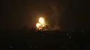Sebuah ledakan terjadi akibat serangan udara Israel di pangkalan militer Hamas di kota Khan Younis, Jalur Gaza selatan, Selasa (19/4/2022). (AP Photo/Yousef Masoud)