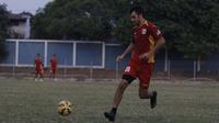 Penyerang Mitra Kukar, Carlos Raul mengontrol bola saat berlatihan jelang pertandingan melawan Arema Cronus di Lapangan Bea Cukai, Jakarta, Senin (12/10/2015). (Bola.com/Vitalis Yogi Trisna)