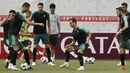 Striker Portugal, Cristiano Ronaldo, menggiring bola saat latihan jelang laga putaran kedua Piala Dunia di Kratovo, Rusia, Selasa (19/6/2018). Portugal akan berhadapan dengan Maroko. (AP/Francisco Seco)