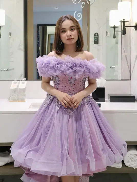 Salah satu warna yang sedang tren saat ini adalah ungu lilac. Tasya pun tak mau ketinggalan memilih gaun dengan warna yang cantik ini. (Liputan6.com/IG/@tasya_ratu_gopo).