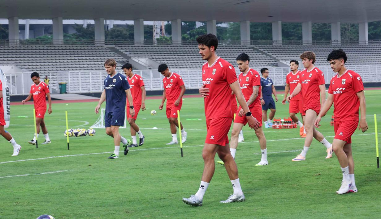 Pesepakbola yang tergabung Timnas Indonesia menjalani pemusatan latihan (Training Camp) di Stadion Madya, Kompleks Gelora Bung Karno, Senayan, Jakarta, Senin (1/6/2026). (Bola.com/M Iqbal Ichsan)