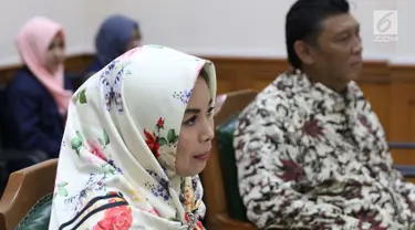 Istri gitaris Band Slank Abdee Negara, Anita Dewi Farida (kiri) menjalani sidang perceraian di PA Jakarta Selatan, Senin (9/7). Anita menghadirkan asisten rumah tangganya, Asih, sebagai seorang saksi. (Liputan6.com/Immanuel Antonius)