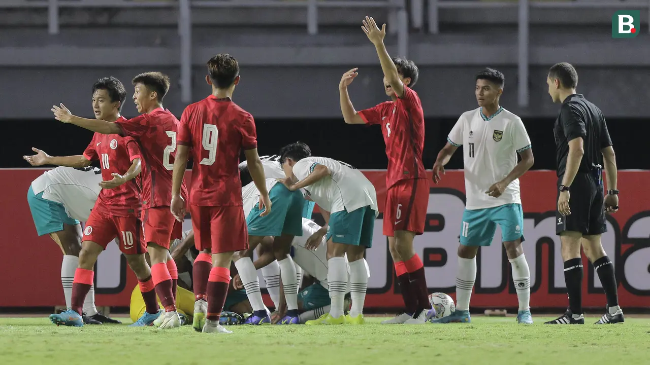 Foto: Momen Tegang dan Mencekam saat Kiper Timnas Indonesia U-20 Cahya Supriadi Alami Cedera dan Ditandu Menuju Ambulans