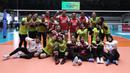 <p>Para pemain, pelatih dan tim ofisial Timnas bola voli putri Indonesia merayakan kemenangan atas India pada laga Grup E Babak 8 Besar Kejuaraan Bola Voli Putri AVC Challenge Cup 2023 di GOR Tri Dharma, Gresik, Jawa Timur, Jumat (23/6/2023). Indonesia menang 3-0 atas India (25-21, 25-15, 25-16) dan memastikan lolos ke semifinal sebagai juara Grup E. (Dok. PBVSI)</p>