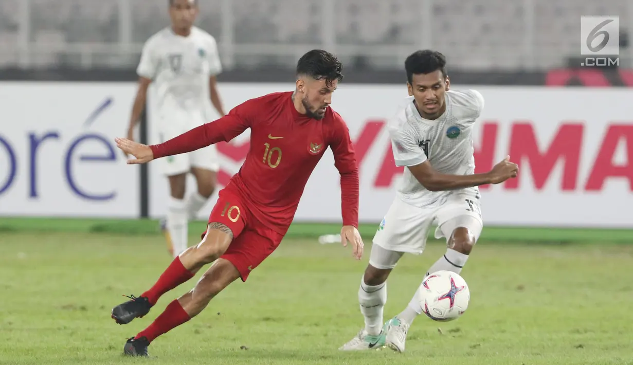 Pemain depan Timnas Indonesia, Stefano Lilipaly (kiri) berebut bola dengan pemain Timor Leste, Gumario Augusto pada penyisihan grup B Piala AFF 2018 di Stadion GBK, Jakarta, Selasa (13/11). Indonesia unggul 3-1. (Liputan6.com/Helmi Fithriansyah)
