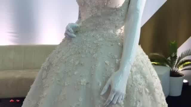 Desainer Hian Tjen memamerkan gaun malamnya yang mewah dan seksi di Arab Fashion Week.