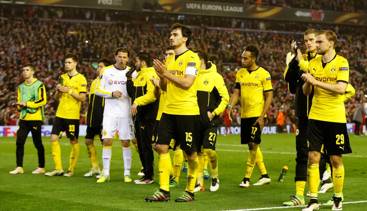 Pelatih Borussia Dortmund, Thomas Thucel kecewa setelah mengetahui timnya kebobolan di pertandingan Liverpool lawan Borussia Dortmund di stadion Anfield, Inggris, (14/4). Dengan hasil ini Liverpool berhak lolos ke semifinal. (Reuters / Carl Recine)