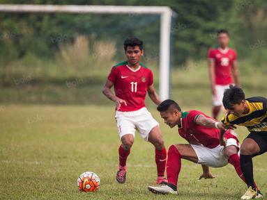 Striker Indonesia U-19, Dimas Drajad, berusaha melewati hadangan pemain PPLM pada laga ujicoba di Lapangan NYTC Sawangan, Depok, Jawa Barat, Jumat (5/8/2016). Indonesia U-19 menang 3-0 atas PPLM. (Bola.com/Vitalis Yogi Trisna)