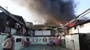 Asap hitam membumbung ke udara saat terjadi kebakaran di kawasan Tanah Abang, Jakarta, Senin (5/9). Belum diketahui penyebab serta kerugian akibat kebakaran yang menghanguskan kawasan padat penduduk tersebut. (Liputan6.com/Immanuel Antonius)