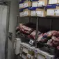 Pekerja tengah menata daging potong di salah satu pusat perbelanjaan di Jakarta, Rabu (15/5/2019). Total impor meningkat 24,12% secara bulanan atau month to month yang paling besar adalah daging frozen berasal dari India dan AS. (Liputan6.com/Angga Yuniar)