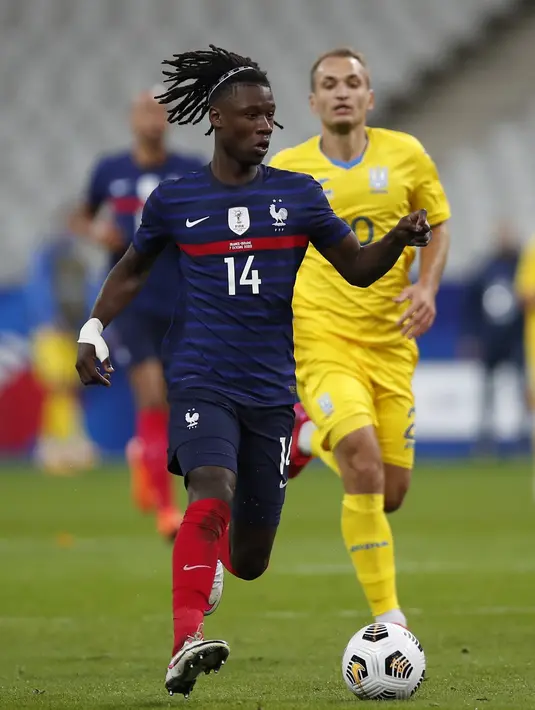 Gelandang Prancis, Eduardo Camavinga membawa bola saat bertanding melawan Ukraina pada laga persahabatan Stade deFrance di Saint Denis, utara Paris, Rabu (7/10/2020). Prancis menang besar 7-1 atas Ukraina. (AP Photo/Francois Mori)