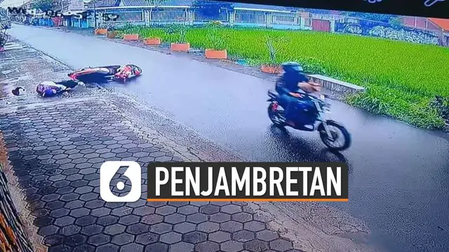 VIDEO: Dijambret Saat Berkendara, Ibu-Ibu Ini Jatuh dan Tersungkur di Jalan
