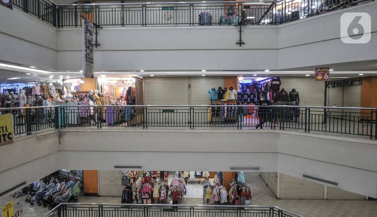 Sejumlah kios masih terlihat banyak yang tutup di ITC Cempaka Mas, Jakarta, Rabu (4/8/2021). Pengelola ITC Cempaka Mas mengungkapkan meski telah dibuka sejak Selasa (3/8) kemarin, pusat grosir ini terpantau sepi akibat banyak toko masih tutup. (merdeka.com/Iqbal S Nugroho)