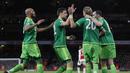 Para Pemain Sunderland, merayakan gol bunuh diri pemain Arsenal, Olivier Giroud pada lanjutan Liga  Premier Inggris di Stadion Emirates, London, Sabtu (5/12/2015). (AFP Photo/Ian Kington) 
