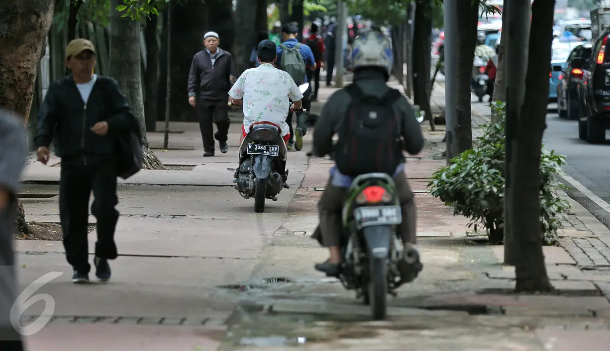 Kendaraan roda dua mengambil jalur trotoar di kawasan Sudirman, Jakarta, Selasa (2/2/2016). Gubernur Ahok berencana akan membuat trotoar yang ramah kepada para penyandang disabilitas. (Liputan6.com/Faizal Fanani)