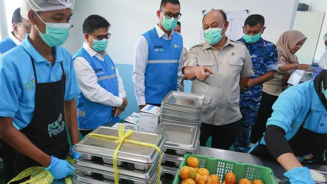 Badan Gizi Nasional (BG) menggandeng PLN dan TNI AU mendistribusikan bantuan fasilitas dapur SPPG untuk program makan bergizi gratis (MBG)