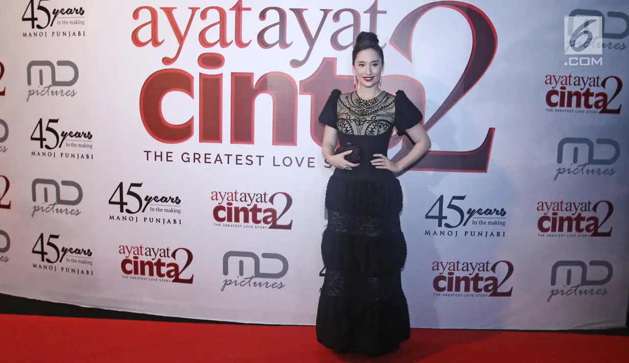 Aktris Tatjana Saphira berpose untuk difoto saat menghadiri gala premiere film Ayat Ayat Cinta 2 di Jakarta, Kamis (07/12). (Liputan6.com/Herman Zakharia)