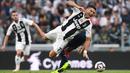 Bintang Juventus, Cristiano Ronaldo, terjatuh saat melawan Genoa pada laga Serie A Italia di Stadion Allianz, Turin, Sabtu (20/10). Kedua klub bermain imbang 1-1. (AFP/Marco Bertorello)
