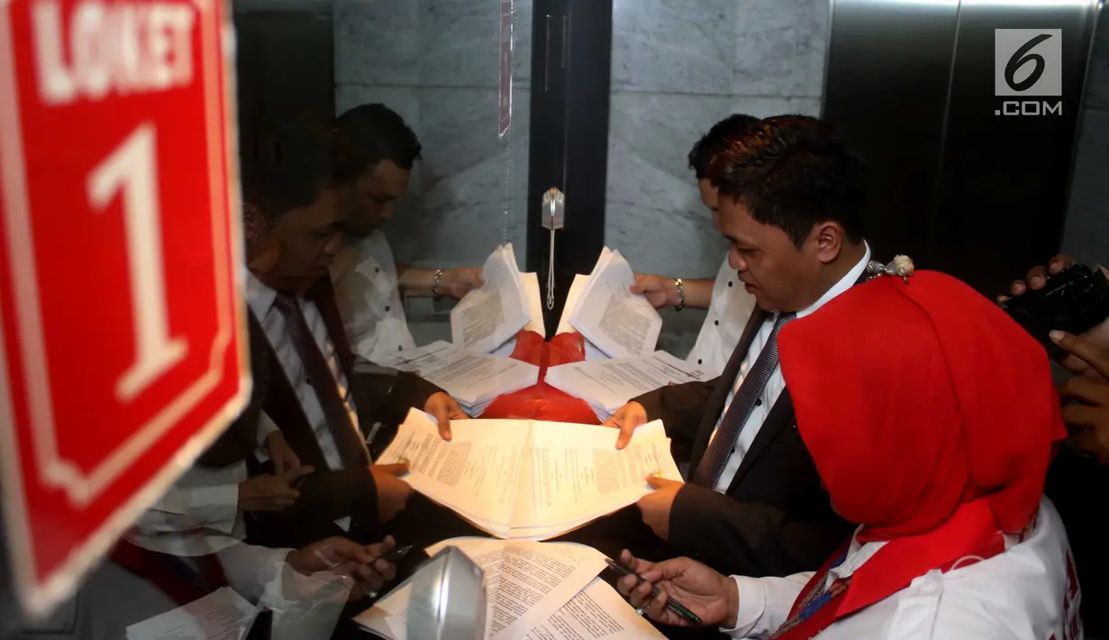 Advokat Cinta Tanah Air (ACTA) mendaftarkan permohonan uji materi UU Informasi Teknologi Elektronik (ITE) ke Mahkamah Konstitusi, Jakarta, Senin (18/9). Uji materi ini karena prihatin banyak aktivis yang terjerat masalah hukum. (Liputan6.com/Angga Yuniar)
