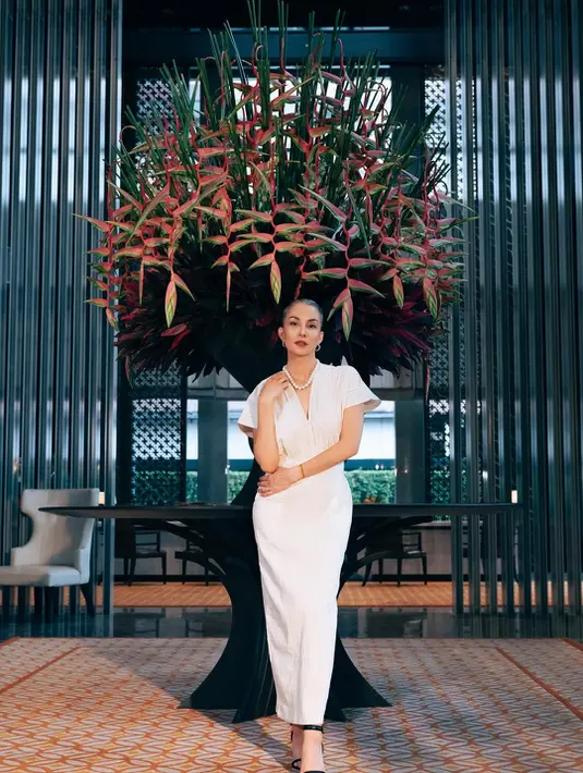 Aura Nadya Hutagalung terlihat lebih modern dengan dress putih minimalis. Dipadu dengan kalung mutiara yang beri kesan old money [@nadyahutagalung]