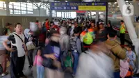 Penumpang menunggu kedatangan Kereta Rel Listrik (KRL) Commuterline di Stasiun Manggarai, Jakarta, Senin (29/4/2024). (Liputan6.com/Herman Zakharia)