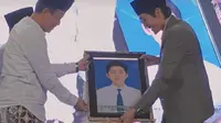 Ceramah di Almamater Gus Iqdam Dapat Hadiah Foto Diri Sewaktu MTs, Warganet: Udah Ganteng dari Sononya