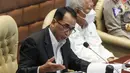 Menhub Budi Karya Sumadi (kiri) bersama Menteri PPUPR Basuki Hadimuljono menyampaikan pemaparan dalam Rapat Kerja/Rapat Dengar Pendapat dengan Komisi V DPR RI di Kompleks Parlemen, Jakarta, Senin (20/6/2022). Raker dan RDP membahas evaluasi pelaksanaan infrastruktur dan transportasi pada mudik lebaran Tahun 2022. (Liputan6.com/Angga Yuniar)