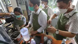 Barista membut minuman di Coffee Shop Serona Bintaro, Tangerang Selatan, Selasa (28/09/2021). Pramusaji dan barista yang sebagian berprofesi sebagai mahasiswa di sejumlah kampus mempekerjakan sembilan pegawai, lima diantaranya adalah penyandang tuna rungu. (Liputan6.com/Fery Pradolo)