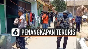 Densus 88 Antiteror Mabes Polri kembali melakukan penggeledahan di rumah terduga teroris di Kota Cirebon, Jawa Barat, Jumat (18/10/2019) pagi.
