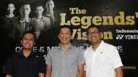 Mantan Pebulutangkis Nasional Taufik Hidayat (tengah) foto bersama Perwakilan EO Penyelenggara Ivan Aviandy (kiri) dan Perwakilan Yonex Sunrise Berry Tamba (kanan) usai menggelar jumpa pers terkait penyelenggaraan Yonex Legends Vision 