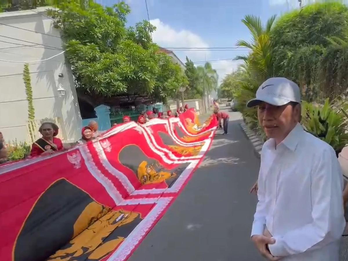 Jokowi Terima Kejutan Spesial dari Ibu-Ibu Berkebaya