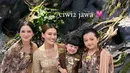 Aaliyah Massaid dan Sarah Menzel seumuran sama-sama lahir tahun 2002, tak heran jika keduanya sangat dekat. Sudah seperti bagian dari keluarga Anang Hermansyah, Aaliyah Massaid dan Sarah Menzel dekat dengan Ameena dan Arsy Hermansyah. Ameena yang tumbuh cerdas dan sudah pandai berekspresi ketika di depan kamera membuat netizen jadi gemas. (Liputan6.com/IG/@ssarah_menzel)