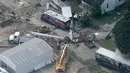 Kru bekerja untuk memperbaiki jalan di Waverly, Tennessee, Rabu (25/8/2021). Hujan deras selama akhir pekan menyebabkan banjir di Tennessee Tengah dan telah mengakibatkan puluhan orang tewas karena rumah dan jalan pedesaan hanyut. (AP Photo/Mark Humphrey)