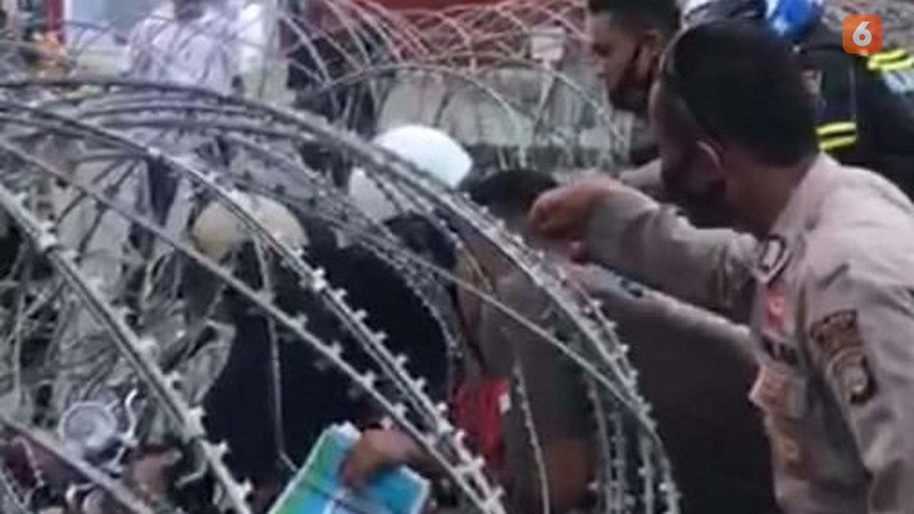 foto mak-mak usai menabrak kawat berduri di Palu