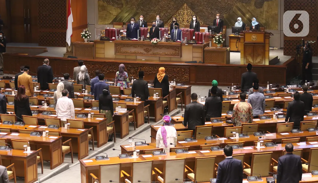 Suasana Rapat Paripurna di Kompleks Parlemen, Jakarta, Selasa (25/5/2021). Rapat beragendakan penyampaian pandangan fraksi-fraksi atas penyampaian pemerintah terhadap Kerangka Ekonomi Makro (KEM) dan Pokok-Pokok Kebijakan Fiskal (PPKF) RAPBN Tahun Anggaran 2022. (Liputan6.com/Angga Yuniar)
