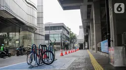 Suasana parkir sepeda di kawasan stasiun MRT Cipete Raya, Jakarta, Senin (14/10/2019). Fasilitas parkiran sepeda akan ditargetkan penyediaan lokasi parkir sepeda ini akan dilakukan sebelum akhir 2019. (Liputan6.com/Faizal Fanani)