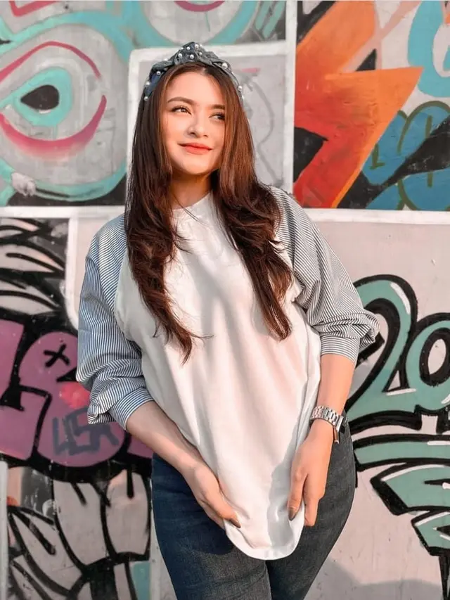 Gaya Kasual Nathalie Holscher