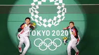 Gryesia / Apriyani berpose dengan medali emas usai rebut kemenangan di final Ganda Putri Olimpiade Tokyo 2020 (AFP)