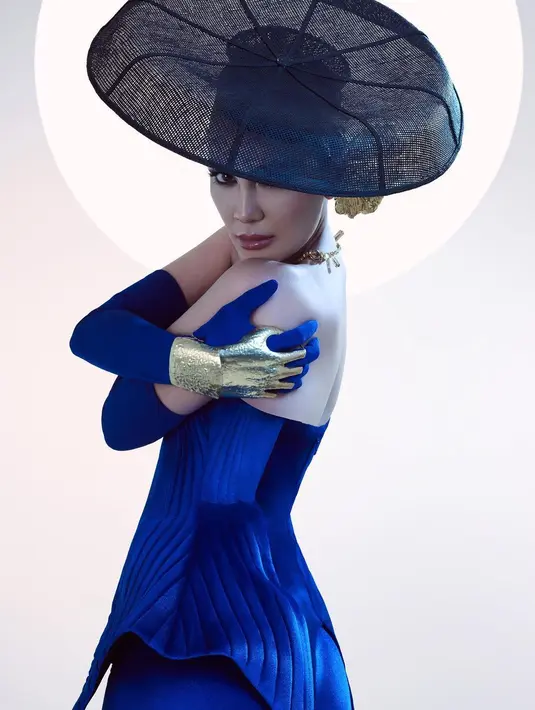 Makeup untuk kostum ini pun terlihat disesuaikan. Penampilan luar biasa Luna Maya dengan makeup bernuansa biru dan rambut yang ditata sedemikian rupa sehingga headpiecenya bisa dikenakan dengan sempurna. Foto: Instagram.