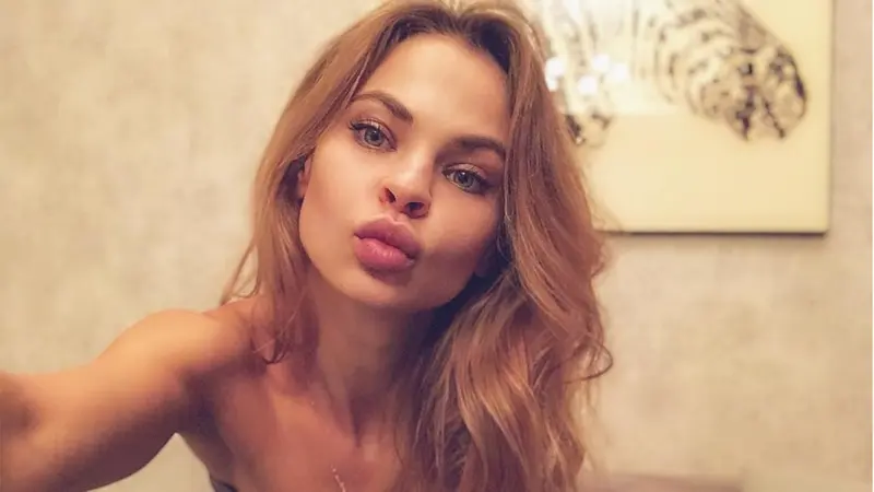 Anastasia Vashukevich alias 'Nastya Rybka', pekerja seks dari Belarusia, dipenjara sepanjang pekan ini di Thailand. Ia mengklaim memiliki informasi penting seputar skandal campur tangan Rusia pada Pilpres AS 2016 (Anastasia Vashukevich/Instagram)