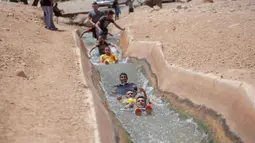 Warga Palestina menikmati waktu di sebuah mata air alami di tengah gelombang panas di Kota Jericho, Tepi Barat, (18/5/2020). (Xinhua/Luay Sababa)