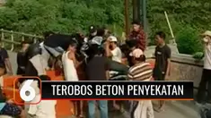 Beton penyekatan PPKM Darurat di Tegal, Jawa Tengah, dibongkar warga. Bahkan sejumlah warga nekat tawarkan jasa gotong motor dengan tarif Rp 5.000 per motor.