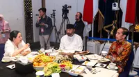Presiden ke-7 Republik Indonesia Joko Widodo alias Jokowi duduk semeja dengan Ketua DPR RI Puan Maharani dan Ketua Umum Partai NasDem Surya Paloh dalam acara buka puasa bersama di NasDem Tower Jakarta, Jumat (21/3/2025). (Istimewa)
