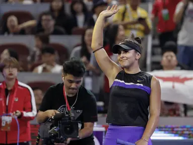 Petenis Kanada, Bianca Andreescu melambaikan tangan setelah mengalahkan Jennifer Brady dari AS pada putaran ketiga tunggal putri kejuaraan tenis China Terbuka 2019 di National Tennis Center, Beijing, China (3/10/2019). Bianca menang lewat laga dua set 6-1, 6-3 dalam tempo 68 menit. (AP Photo/Andy Wo