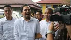 Pedangdut sekaligus tersangka kasus pencabulan, Saipul Jamil alias Ipul tiba di Kejaksaan Negeri Jakarta Utara, Senin (4/4). Ipul tampak semringah ketika berjumpa dengan awak media yang menunggunya di depan pintu Kejaksaan. (Liputan6.com/Herman Zakharia)