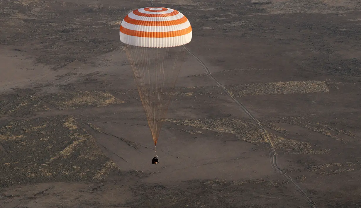 Kapsul Soyuz MS-04 yang membawa Jack Fisher dari NASA, astronaut AS, Peggy Annette Whitson dan kosmonaut Rusia, Fyodor Yurchikhin mendarat dengan parasut di wilayah terpencil luar kota Dzhezkazgan, Kazakhstan, Minggu (3/9). (Sergei Ilnitsky/Pool via AP)
