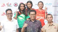 Kharisma Ragil Rakasiwi (tengah atas) berpose bersama Ketua Umum PP FPTI Faisol Riza usai menerima medali emas nomor  Lead Youth A Putri. (istimewa)