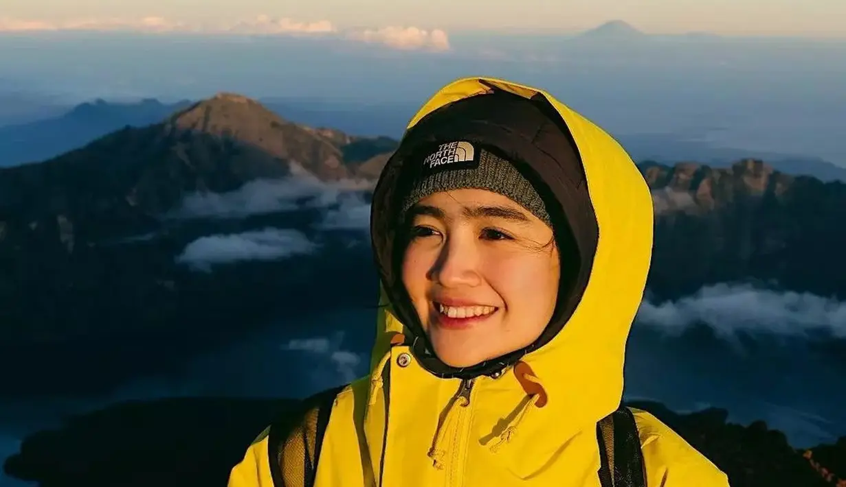 Di ketinggian di atas awan Febby Rastanty puas dengan keindahan gunung tertinggi di Pulau Lombok ini. Aura kecantikannya memancar diiringi dengan pemandangan matahari bersanding dengan awan. (Liputan6.com/IG/@febbyrastanty).