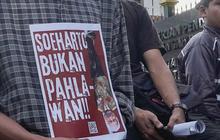 FOTO: Aktivis Gelar Aksi Tolak Penganugerahan Gelar Pahlawan untuk Soeharto